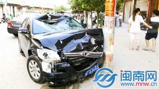 當(dāng)時(shí)男子開著這輛小車到這里，結(jié)果遇見警察攔截