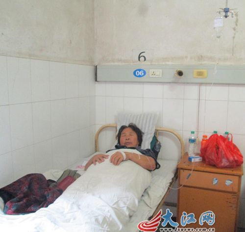 受害人六旬老太趙某仍躺在醫(yī)