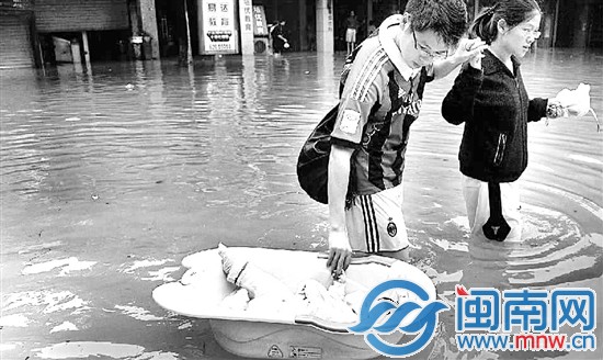 前日，余姚市民錢先生夫婦用澡盆帶著僅三個月大的兒