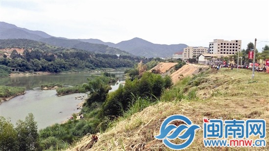 通往事發(fā)地有條土路，周圍沒有任何警示標(biāo)志