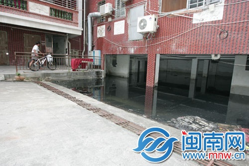 地下排水溝堵塞，這個(gè)半地下停車場一泡就是8年