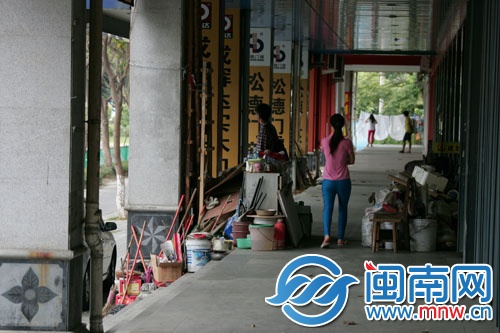 雜物亂放占道，走廊只能容一人過