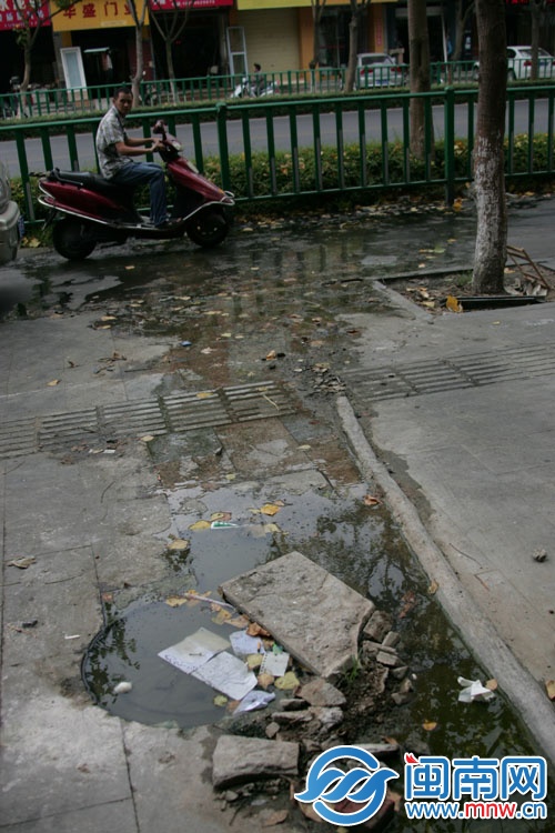 污水四溢，人行道上都是水，滑倒不少市民