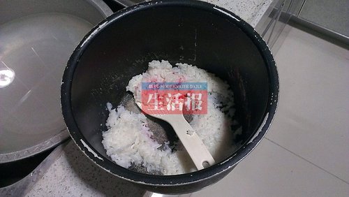 劉女士家的剩飯開始只是出現(xiàn)了一點紅色