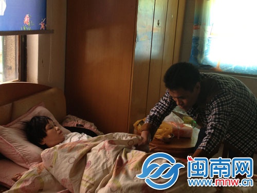 妻子因腦出血致右半身癱瘓，生活起居都需要唐某偉照顧