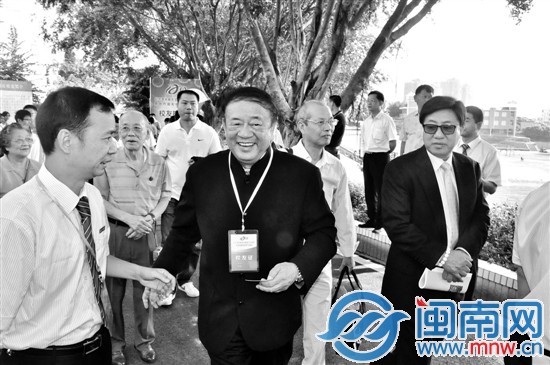 劉再復(fù)（中）與國光校友一起參加紀(jì)念活動