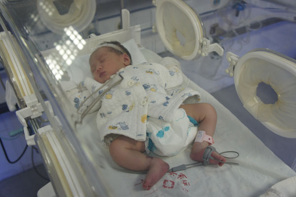 昨日，女嬰在醫(yī)院檢查身體