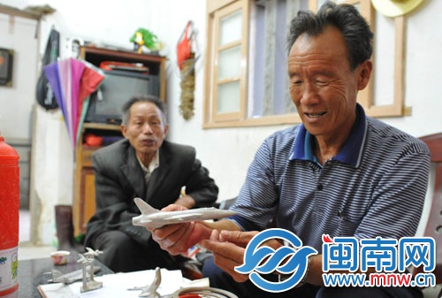 當(dāng)年打下美國(guó)戰(zhàn)機(jī)后，士兵們用飛機(jī)殘骸制成戰(zhàn)機(jī)模型