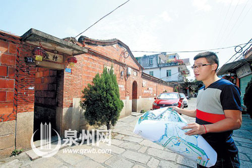 黃強走街串巷，為手繪“刺桐百巷”地圖做準備。
