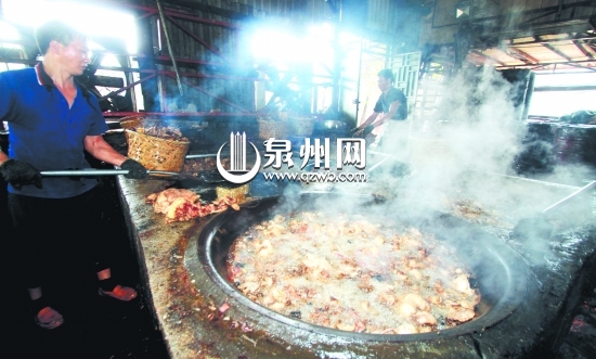 兩名工人圍著四口大鍋煉豬油，現(xiàn)場散發(fā)出陣陣惡臭。