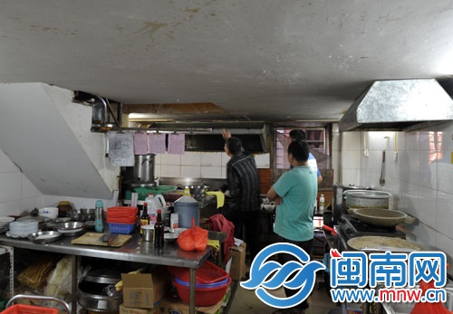 環(huán)保部門介入，對周邊餐館的污水及油煙排放進行檢查