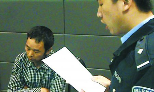 民警宣讀拘留處罰書(shū)通訊員 陳昌海 記者 龍?jiān)谌?攝