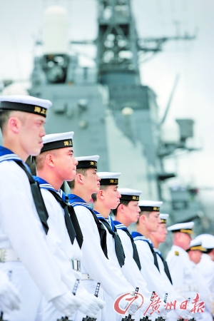 士兵在“春雨”號驅(qū)逐艦前列隊