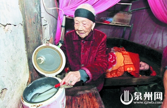 雖已年邁，王算仍每天為臥床的七旬女兒熬粥、擦身，