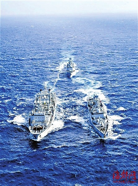 參加“機(jī)動-5”號演習(xí)的南海艦隊(duì)編隊(duì)正在接受補(bǔ)給
