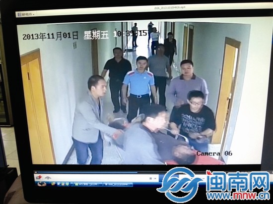 監(jiān)控顯示，老伯倒地后，工作人員立即叫來了急救人員