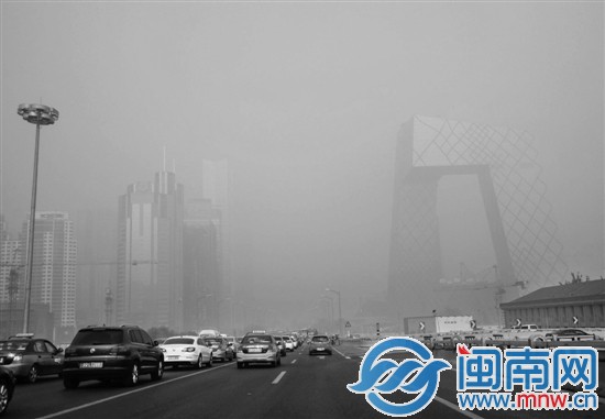 昨日，北京東三環(huán)兩側(cè)的建筑隱在霧霾中