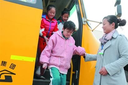 譚文靜在小學(xué)門口下車