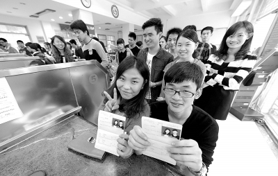 一對(duì)新人領(lǐng)到結(jié)婚證成功“脫光”。