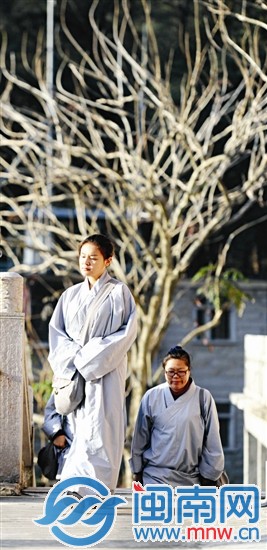 在安靜的寺院里，學員面露從容