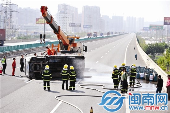 為防止爆炸，消防官兵朝貨車噴水，3個泄漏氣罐被移
