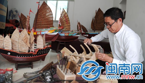 做起船來，老黃一點都不含糊，每道工序都非常認真地
