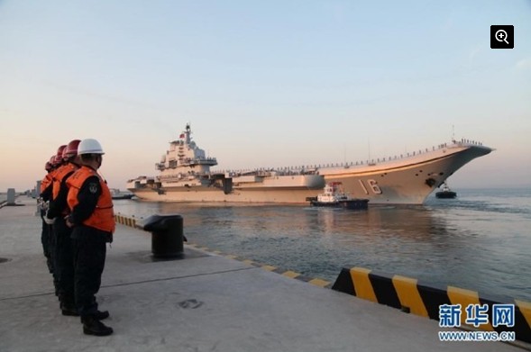 遼寧艦26日上午從青島某軍港解纜起航。