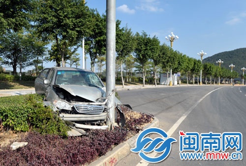 小車車速太快，直接撞上綠化帶