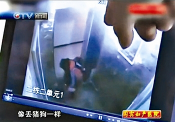 電梯監(jiān)控顯示，小女孩在電梯里摔打男童