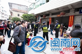 事發(fā)現(xiàn)場，警方正在屋內(nèi)尸檢