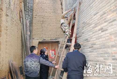 警方從窗戶觀察女孩被劫持的情況
