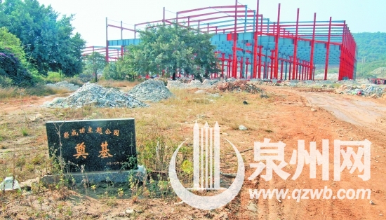 鄭成功主題公園奠基石旁，一座廠房拔地而起
