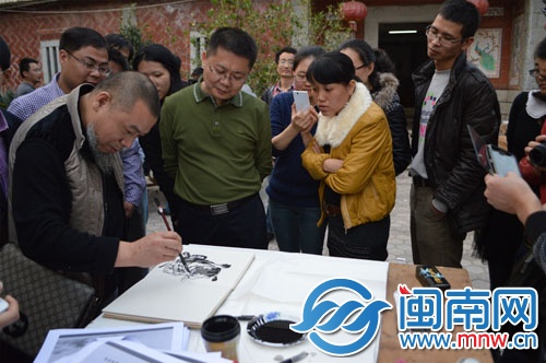 國畫家王杰輝現(xiàn)場揮筆作畫