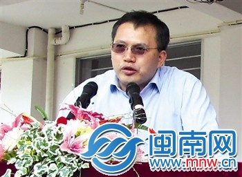 去年5月，李曙峰和弟弟捐資100萬，成立玉振教育基金