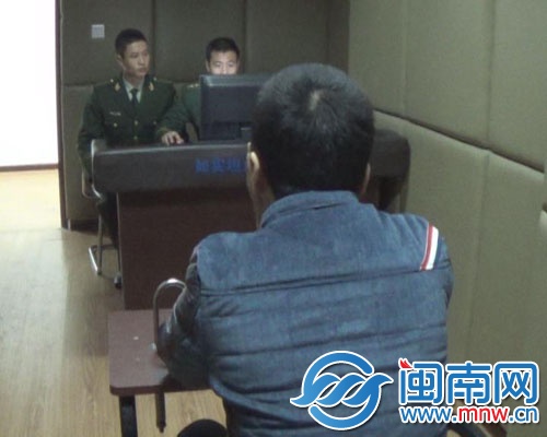 身著男裝、理著板寸頭的小珍，在派出所配合辦案