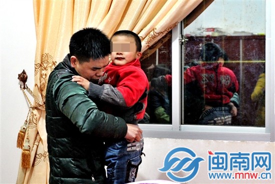 爸爸許先生，為玩鬧的小兒子整理褲子