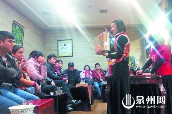 逛會(huì)展中心，被帶進(jìn)旁邊的普洱店包間，接受推銷(xiāo)。