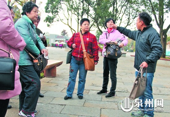 導(dǎo)游（右）把游客帶到石林入口處，讓游客自己逛。