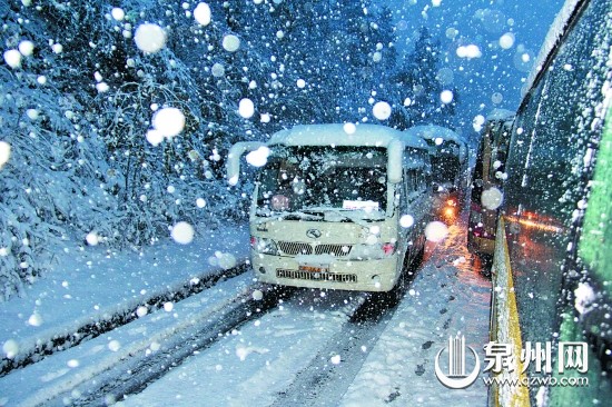 旅游車在暴風(fēng)雪中被困在大山21小時，整個過程導(dǎo)游沒