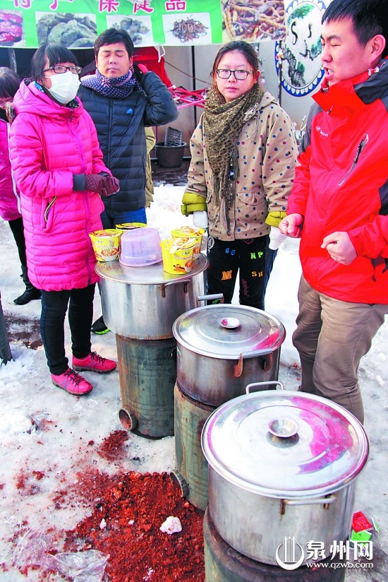 餓了一夜的游客在雪地上等待開水泡泡面