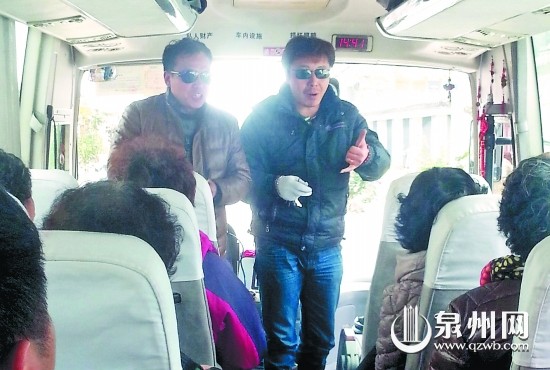 一有景點被略過，戴墨鏡的導(dǎo)游（左）與司機(jī)就要求大