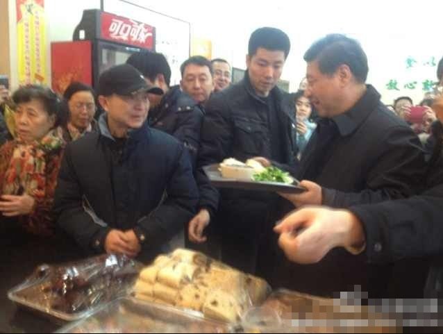 習(xí)近平包子鋪排隊(duì)就餐 自己買單端盤子(組圖)2