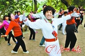 天河公園，大媽們戴著耳機安靜地跳著廣場舞