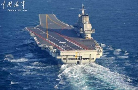 航行中的中國航母遼寧艦