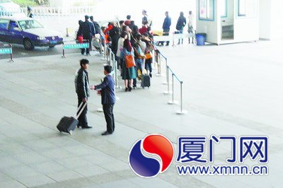 黑衣男子拉客，與正規(guī)出租車爭奪客源