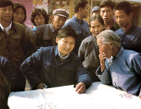 時(shí)任中共正定縣委書記的習(xí)近平在大街上聽(tīng)取來(lái)訪群眾