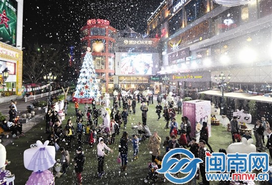 昨晚9點(diǎn)，泉州市區(qū)領(lǐng)秀天地，“人工造雪”吸引很多