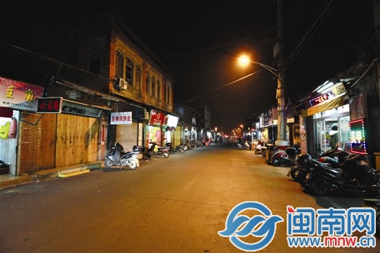 昨晚不到9點，泉州市區(qū)西街，多家店鋪已經(jīng)關(guān)門，路