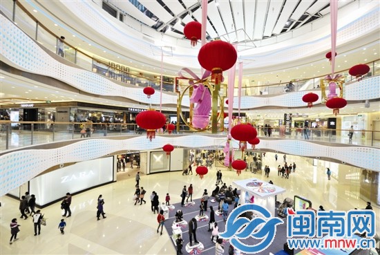 昨晚9點(diǎn)半，泉州市區(qū)萬達(dá)廣場(chǎng)，依舊人來人往