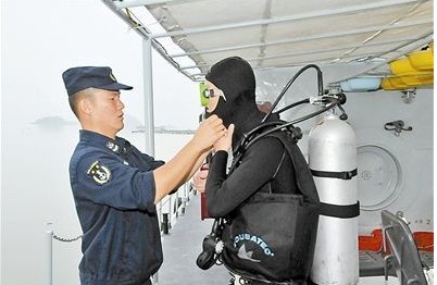 東海艦隊?wèi)?zhàn)士深潛493米